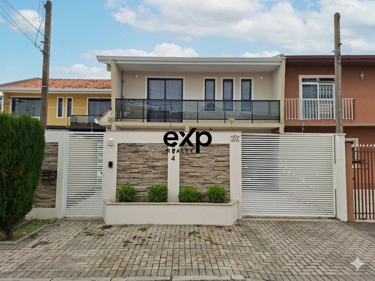 Sobrado com 3 Quartos à venda, 166m² - Sítio Cercado