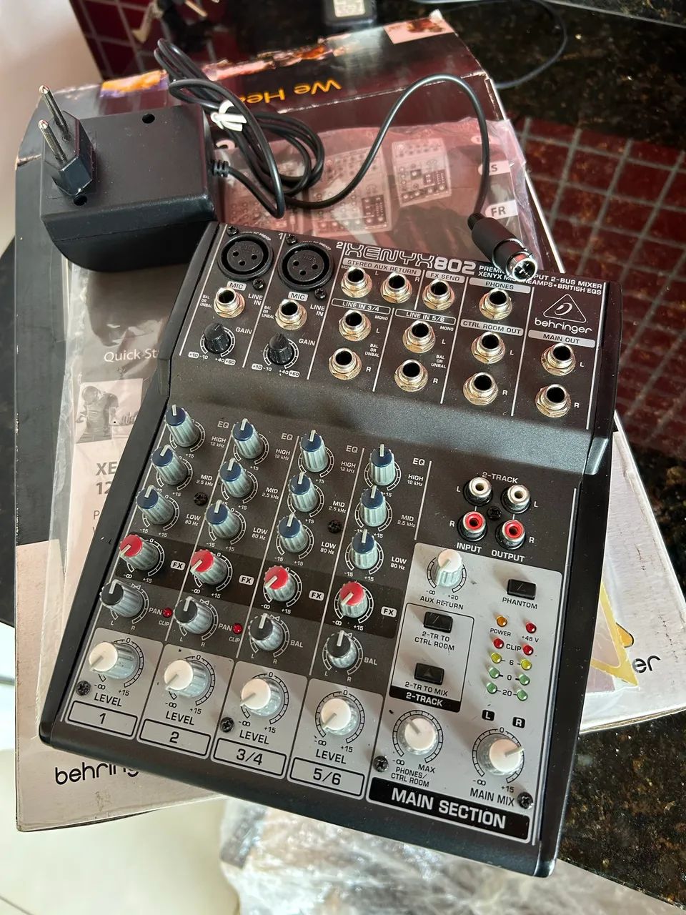 Mesa de som Behringer Xenix 802 na caixa  - Foto 2