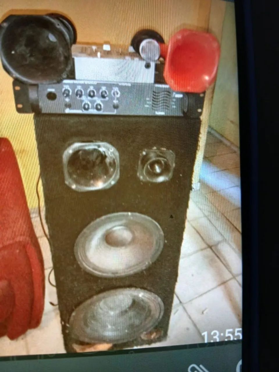 Caixa de som com microfone e amplificador 