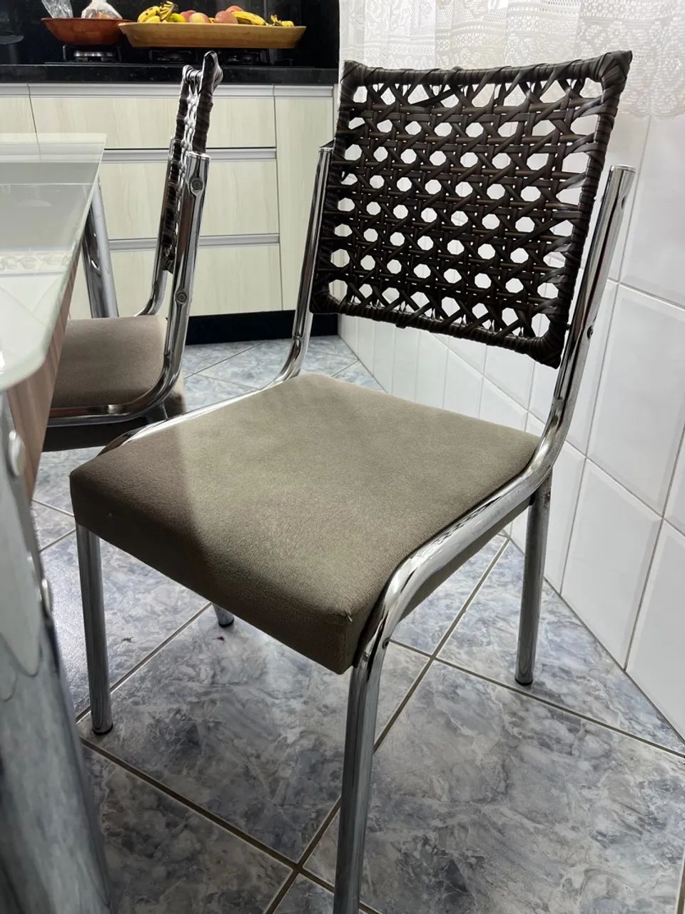 VENDO MESA COM 5 CADEIRAS - Foto 3