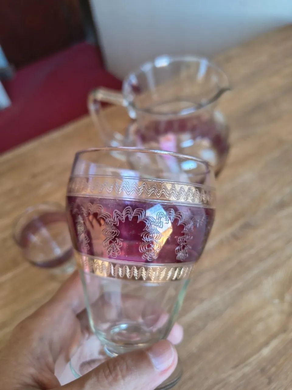 Conjunto Jarra e Copos de Cristal Vinho e Dourado (Vintage Década 70) - Foto 2