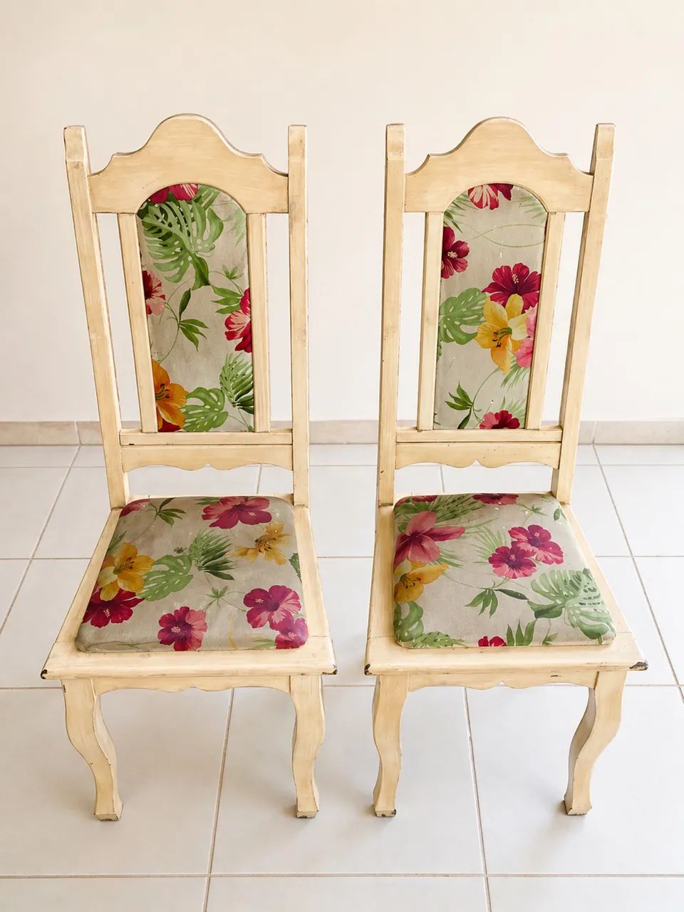 Mesa de madeira amarela com 6 cadeiras - Foto 3