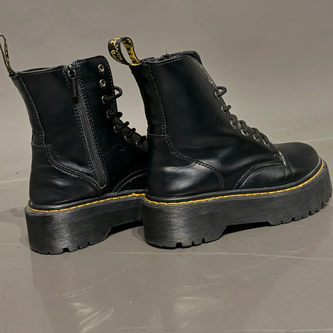Bota Dr Martens Preta 39/40 - Foto 5