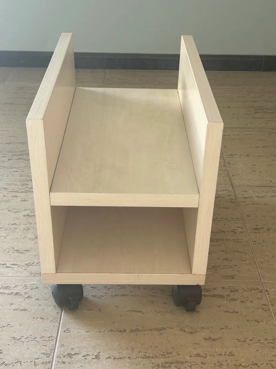 SUPORTE MULTIUSO COM RODÍZIOS - PRÁTICO E FUNCIONAL
