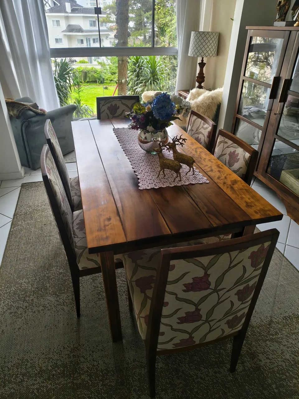 Mesa de madeira com 6 cadeiras  - Foto 2