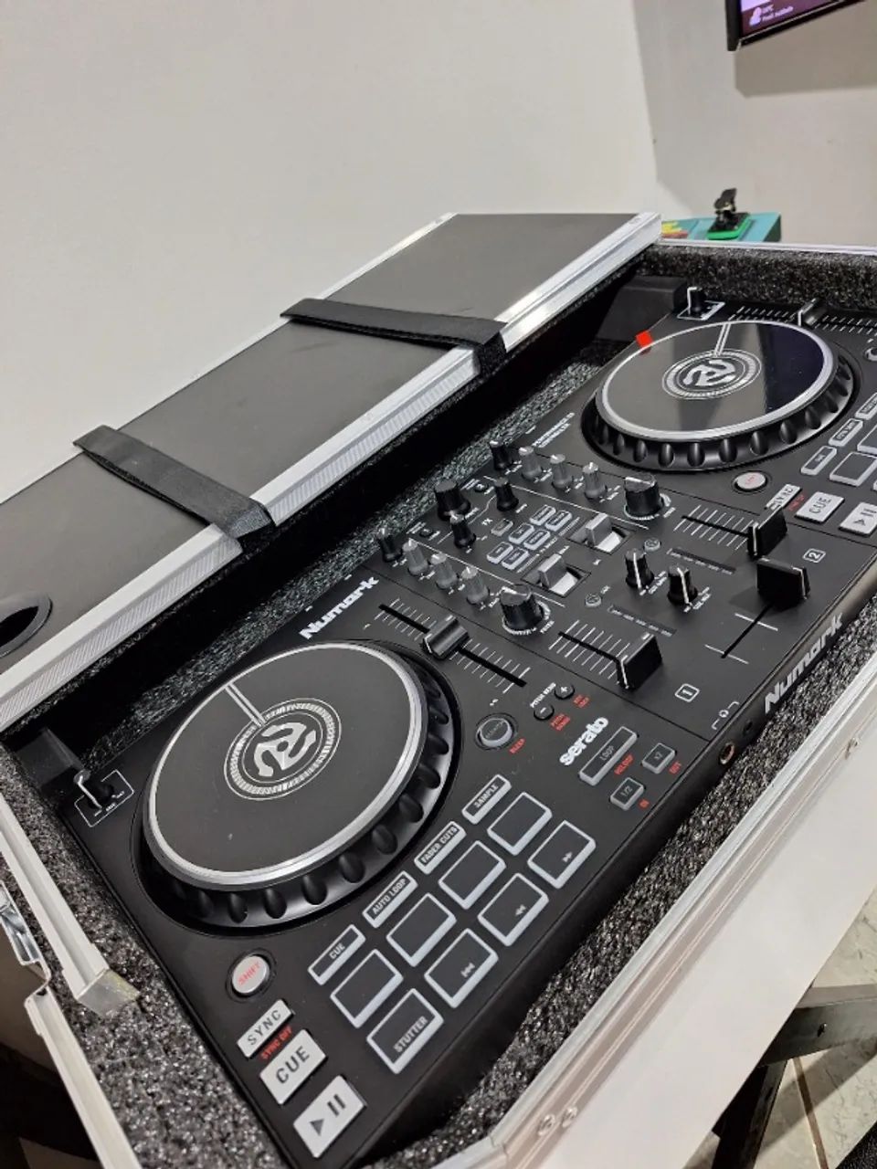 Controladora DJ Numark Mixtrack Pro FX + Case Personalizado