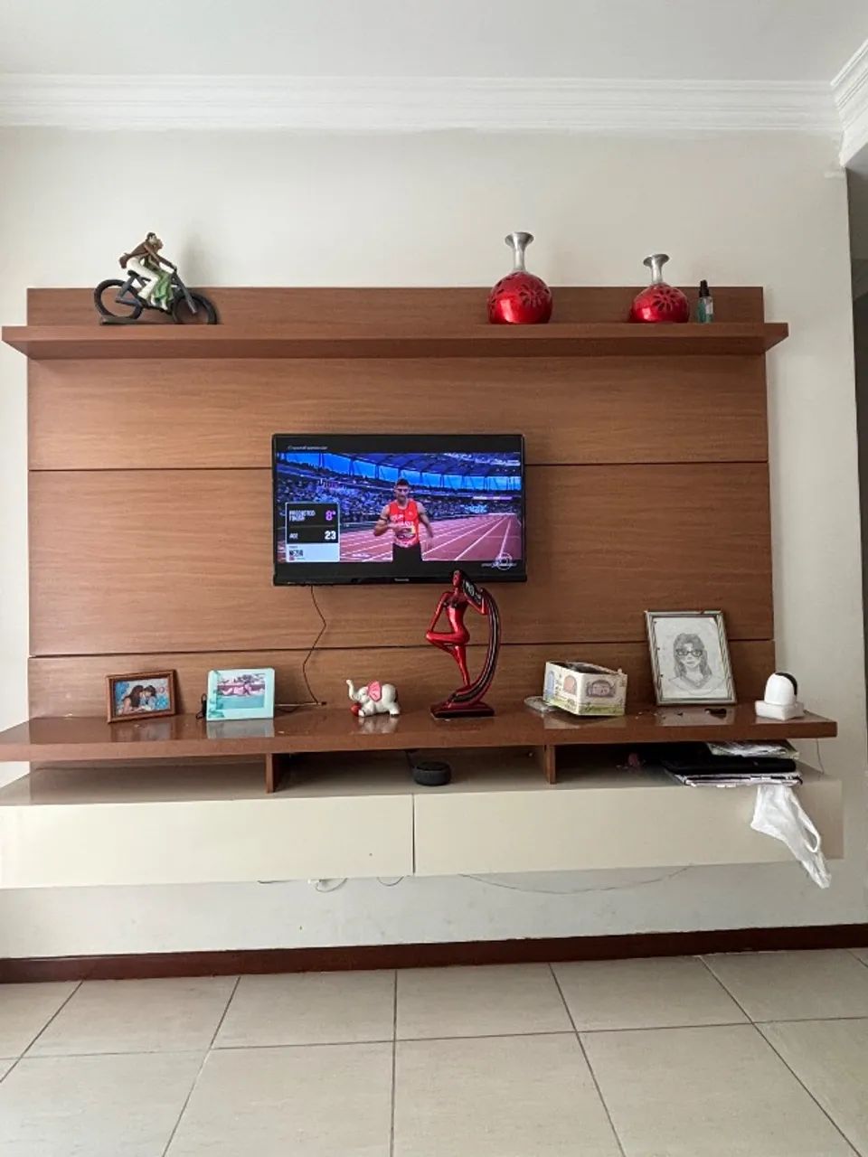 Um painel de tv e uma Tv 32 polegadas.