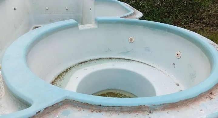 Casco de piscina usado 