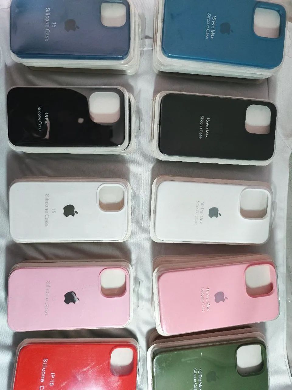 Lote com 30 Capinhas de Silicone para iPhone 15 e 15 Pro Max | Novas - Foto 3