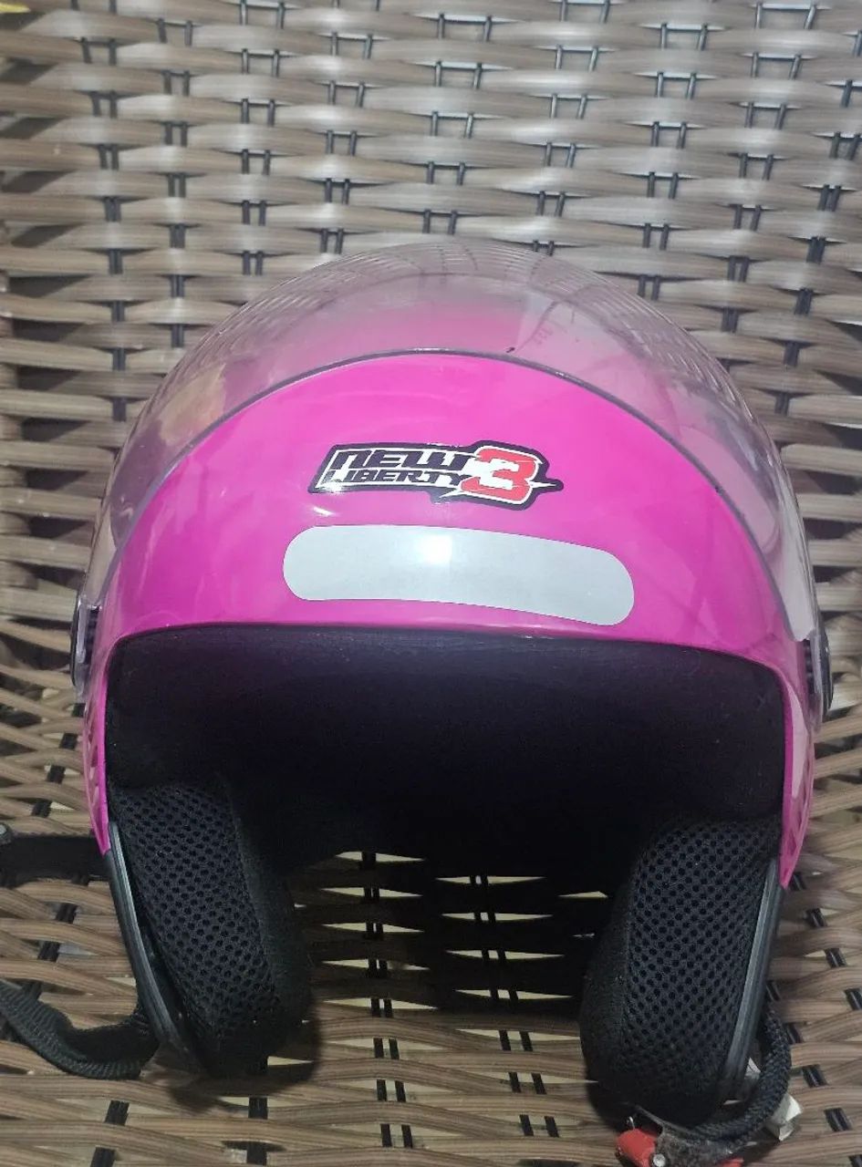 Vendo um capacete rosa
