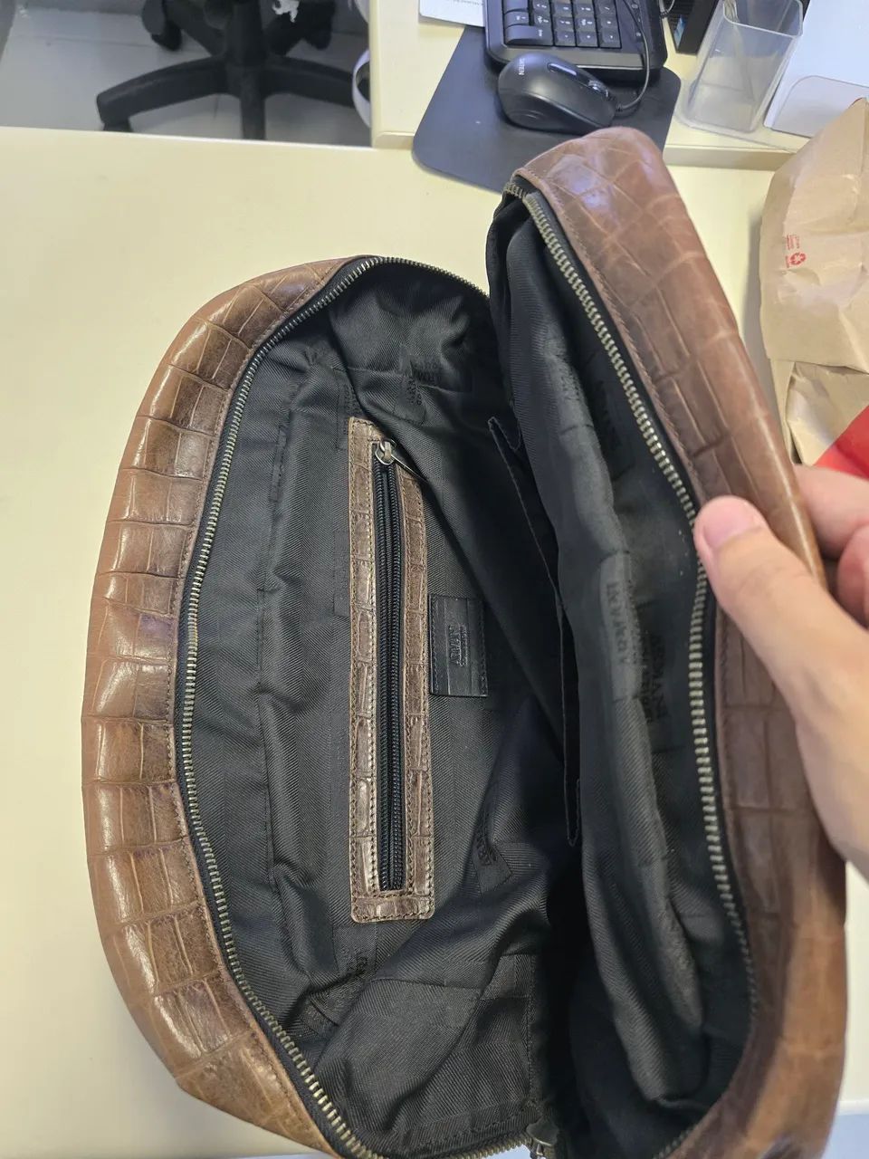 Bolsa Armani de Couro Marrom - Foto 3