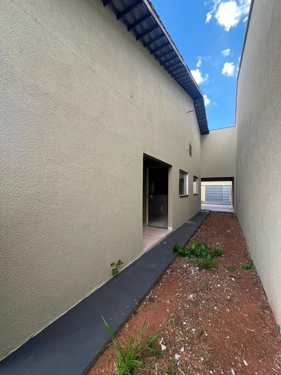 Vende-se casa usada com 2 quartos sendo 1 suíte, sala, cozinha com balcão, quintal!! - Foto 3