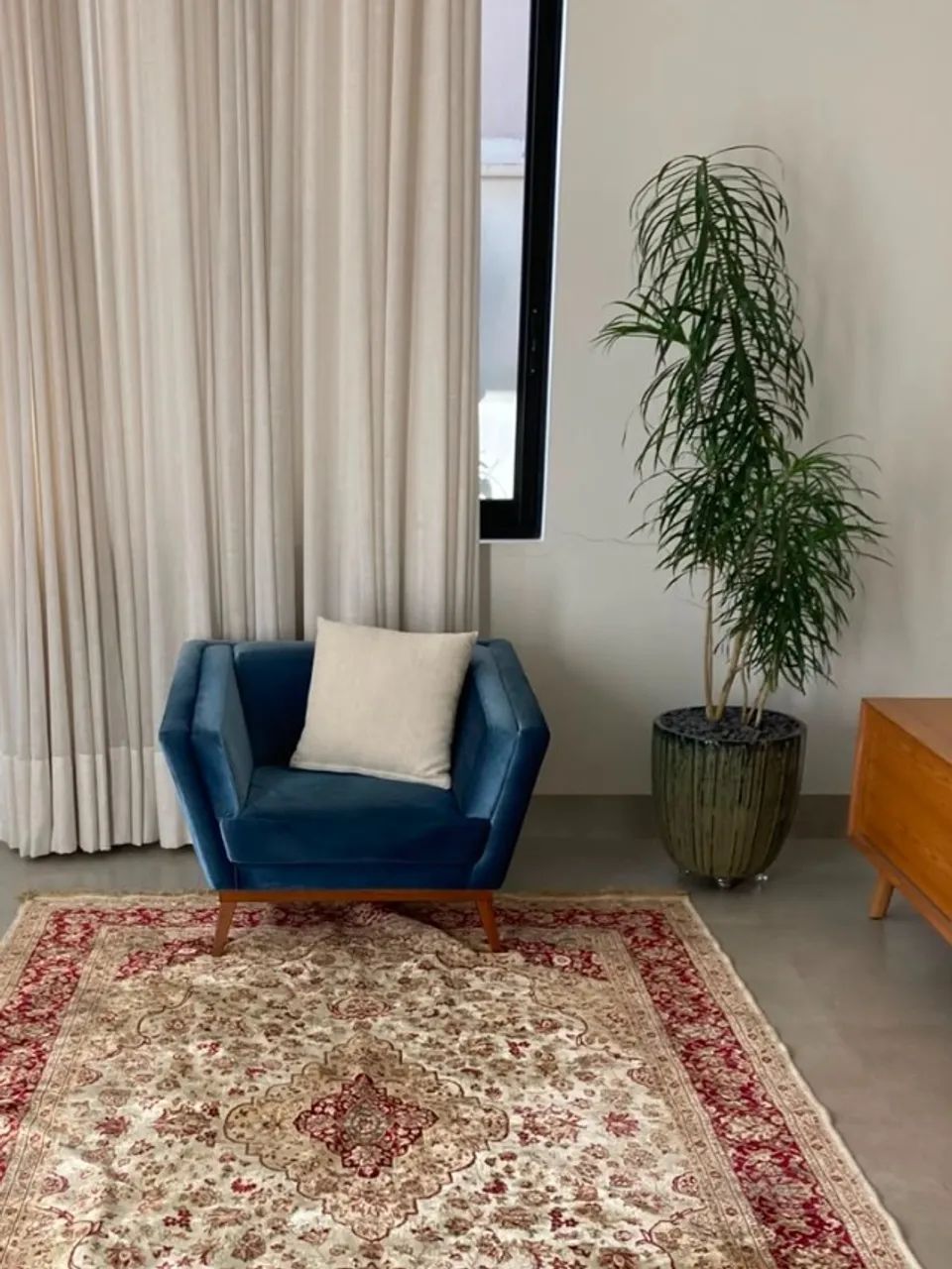 Poltrona em veludo azul com pés de madeira - Foto 3