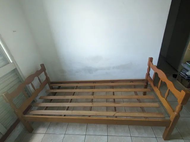 Cama de solteiro de madeira 
