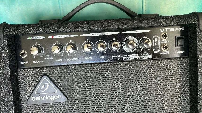 Amplificador Behringer VT15 FX - Compacto, versátil e com efeitos