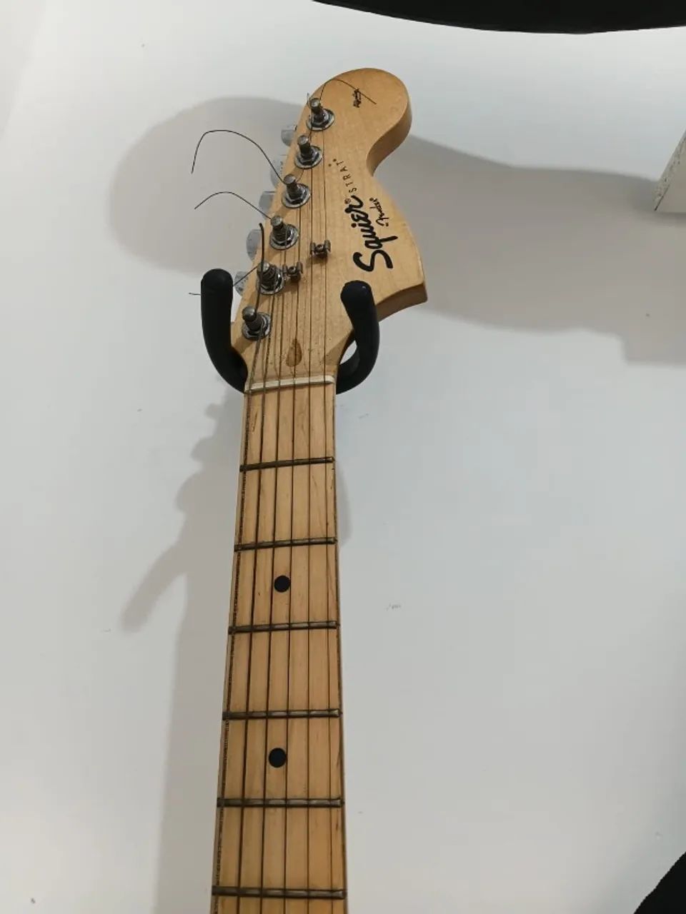 Guitarra Squier Affinity Stratocaster Candy Apple Red - Foto 3