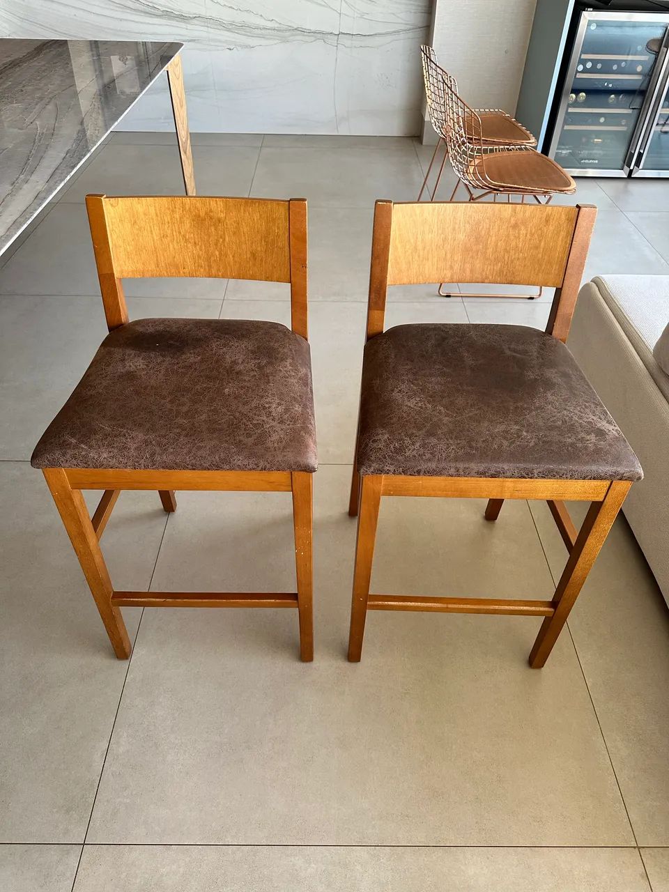 Par de banquetas em madeira e couro legítimo - Foto 3