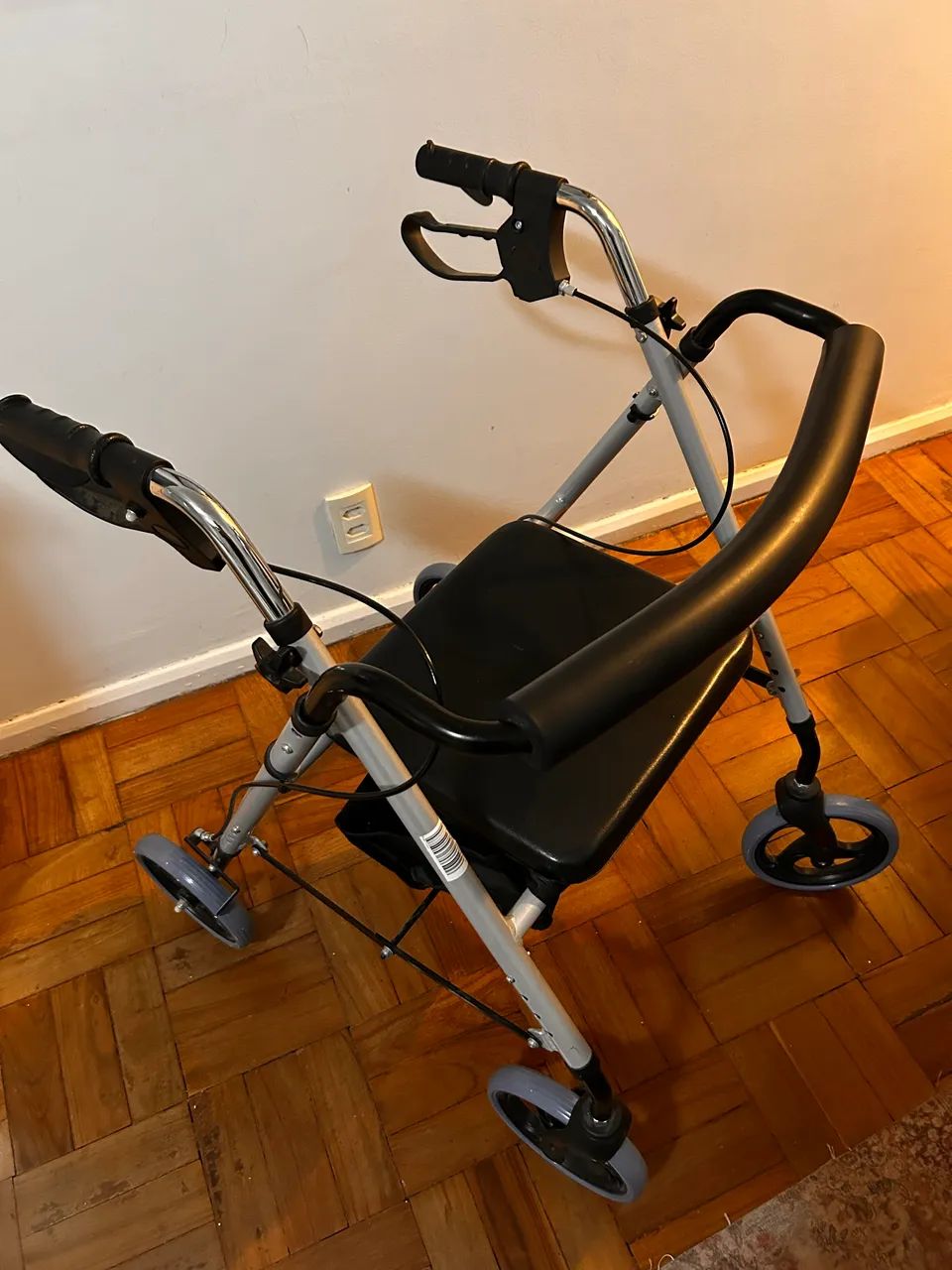 Andador com assento e rodas  - Foto 4