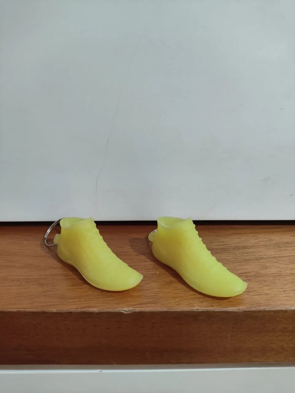 Kit dois chaveiros 3d de sneakers de borracha cor neon