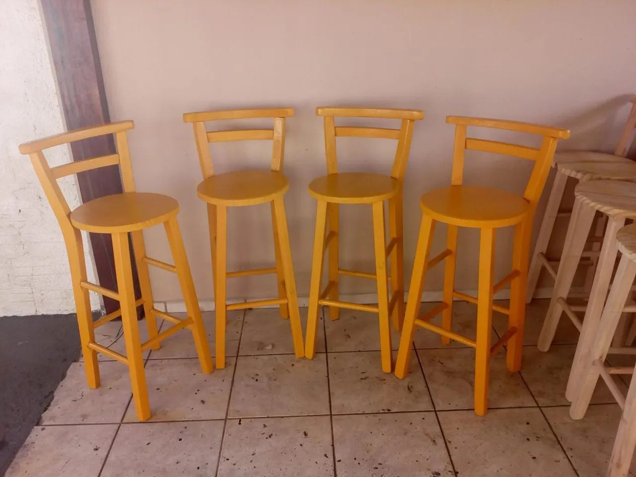 4 banquetas amarela novas