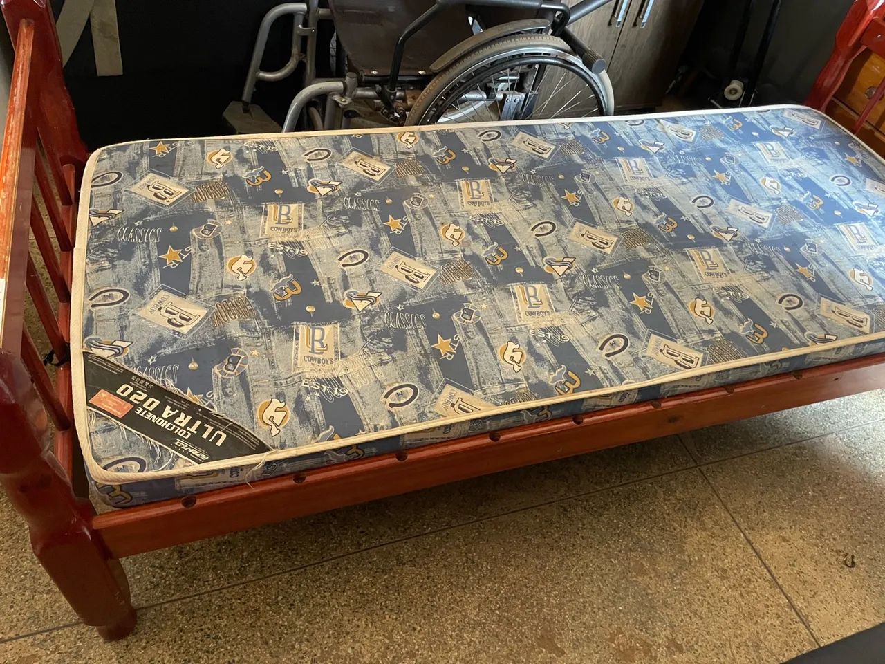 Cama de madeira com colchão (78) - Foto 2