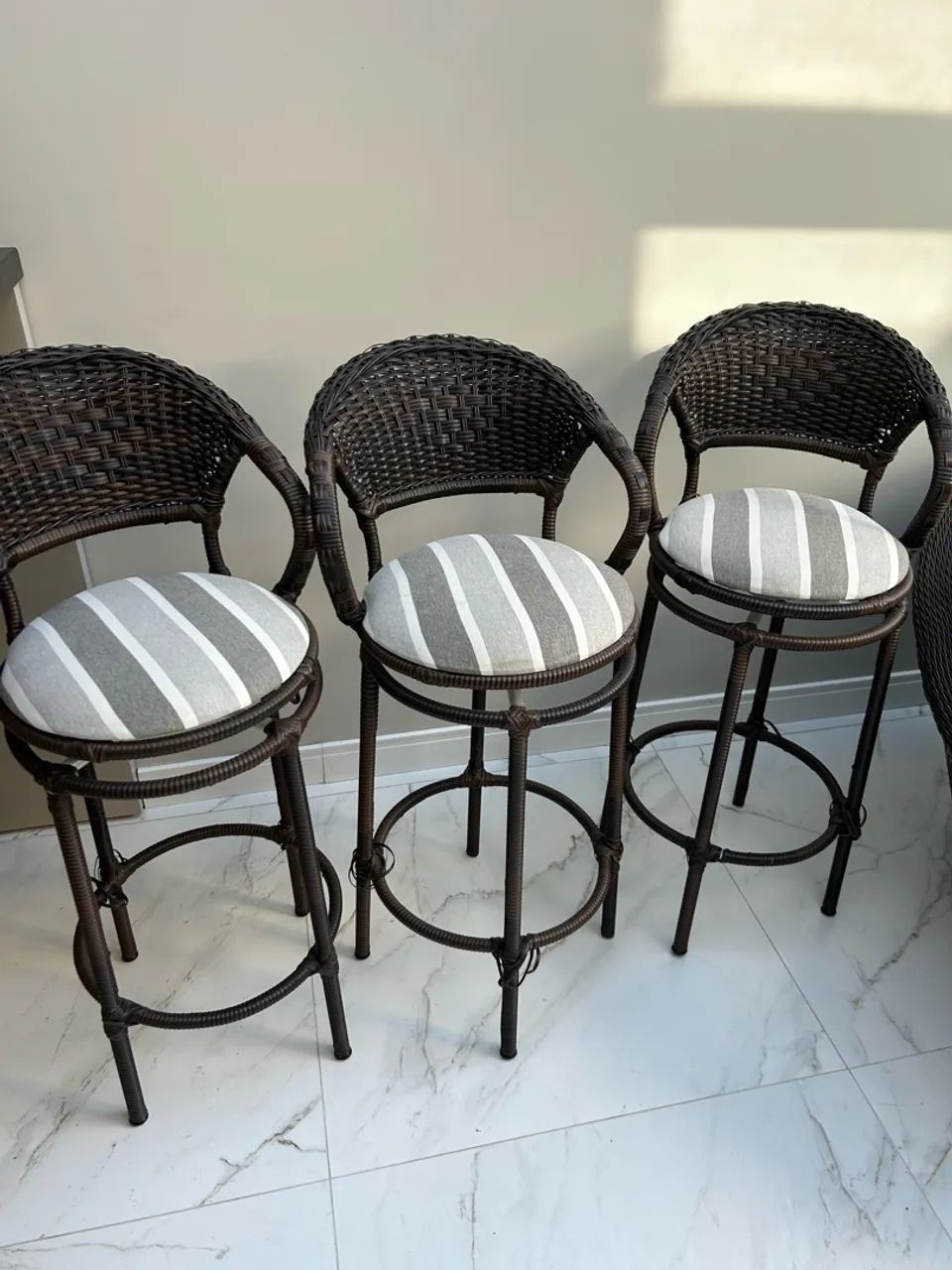 Conjunto de Namoradeira com 3 banquetas. - Foto 4
