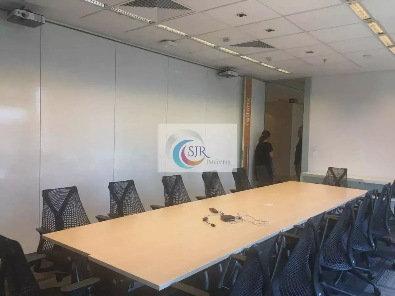 Sala comercial de 589,00m² com 15 vagas de garagem. MOBILIADO Edifício com gerador para ár - Foto 4