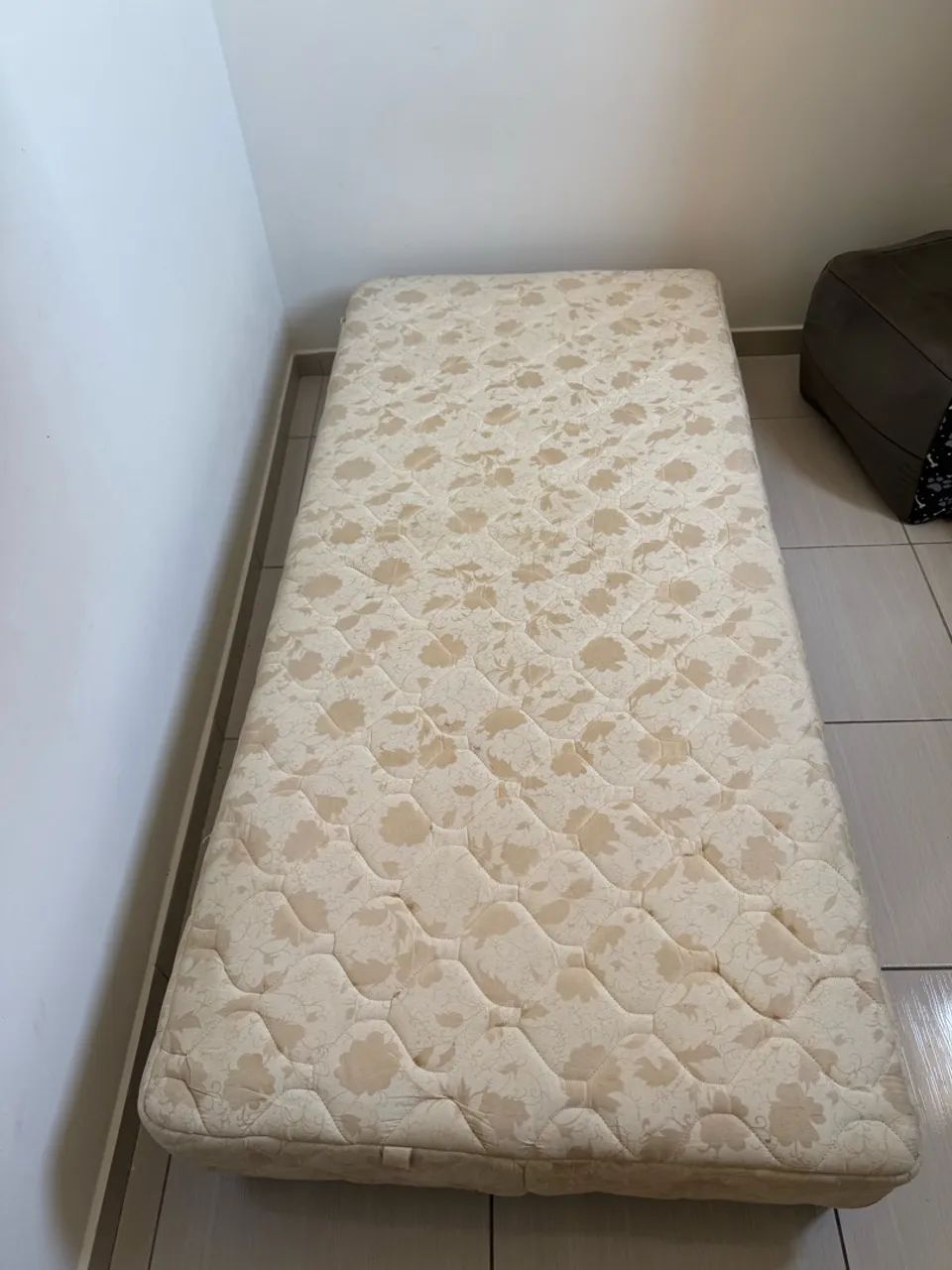 Vendo cama box solteiro 