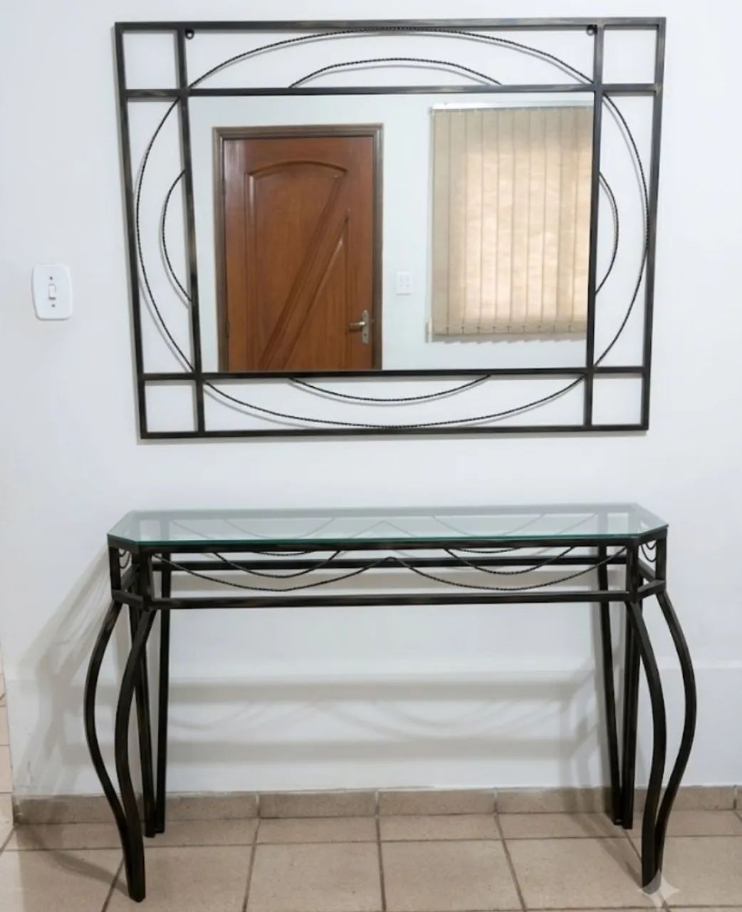Vendo aparador com espelho e tampo de vidro
