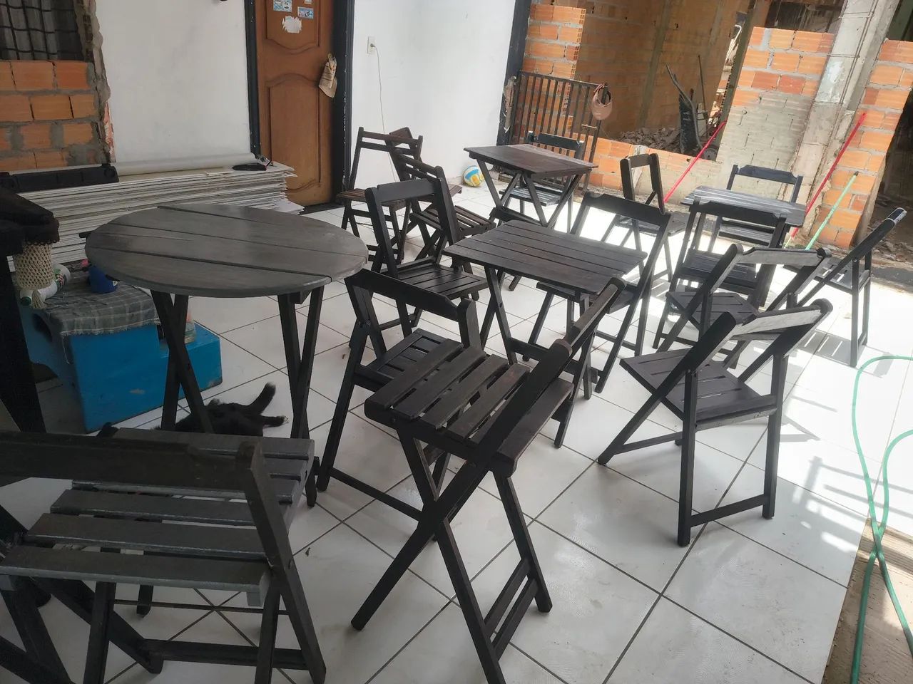 Vendo jogo de mesa com 4 cadeiras - Foto 2