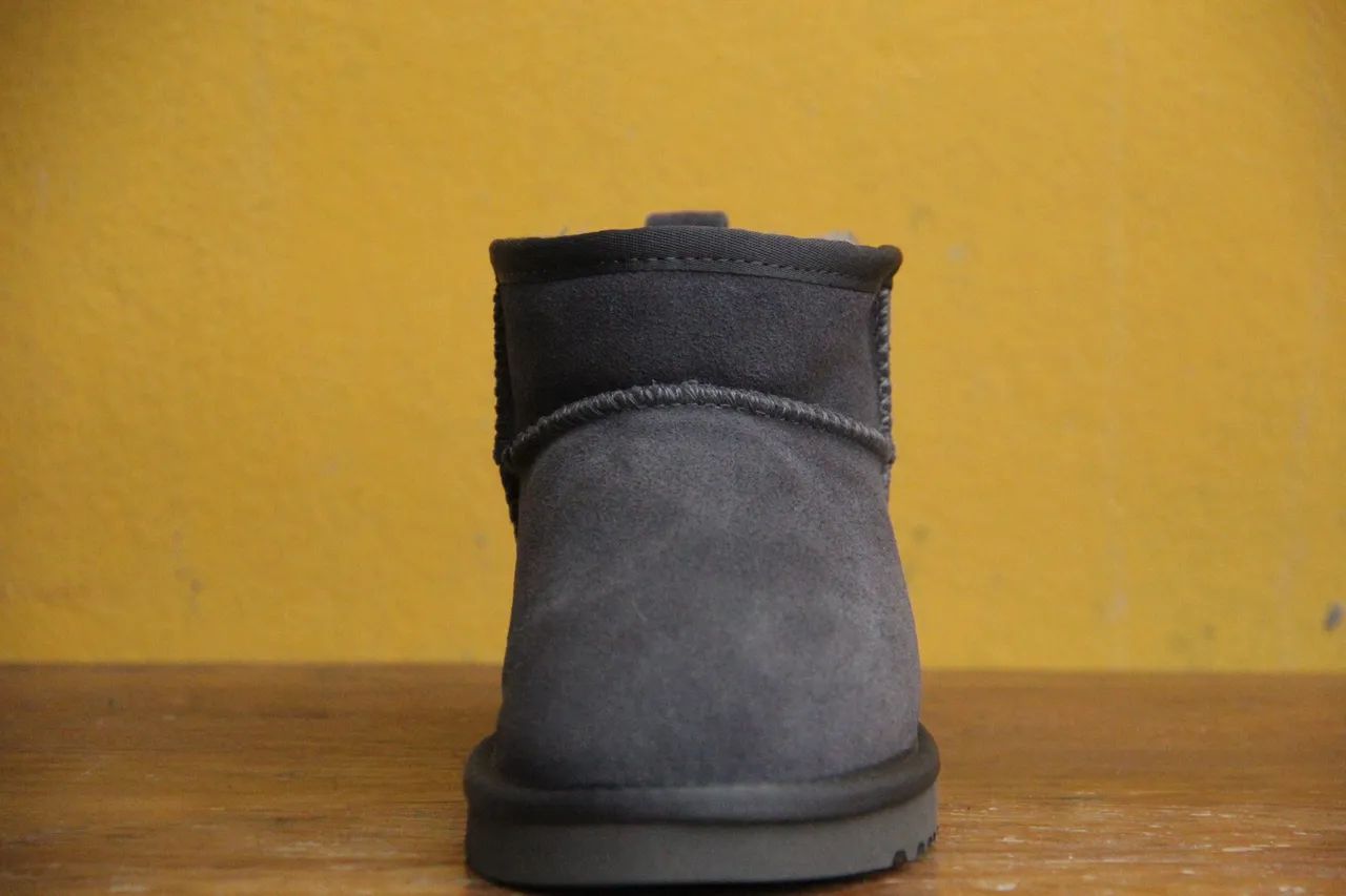 Bota Cinza em Camurça UGG - Foto 5
