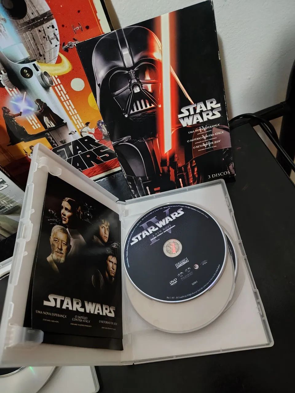 coleção star wars 6 dvds + placa decorativa - Foto 3