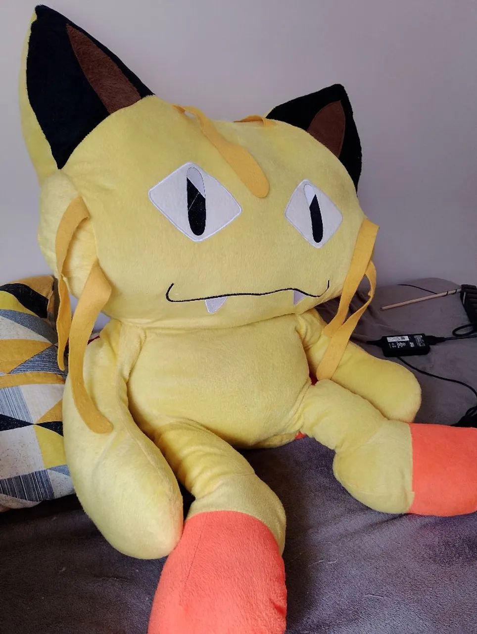 Pelúcia Pokémon Meowth gigante 