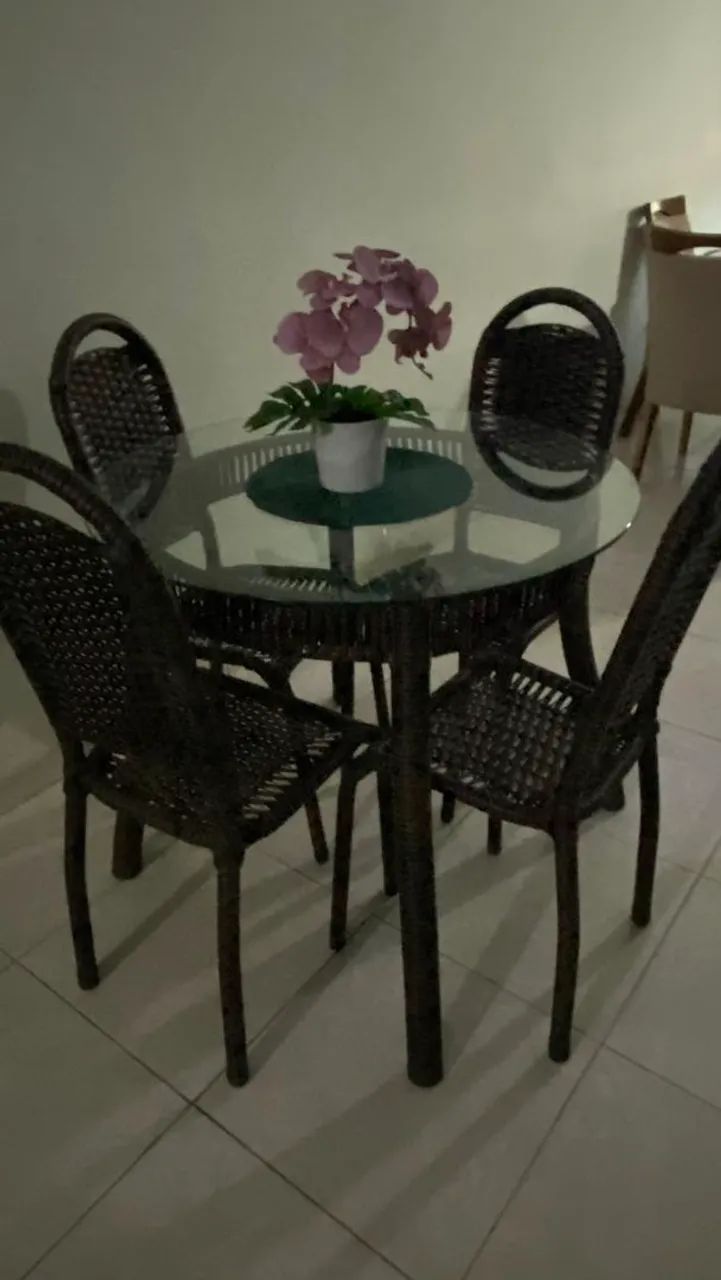 Mesa com cadeiras e Banquetas 