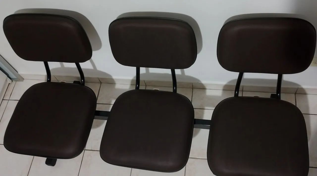 Cadeira estofada marrom de 3 assentos - Foto 2