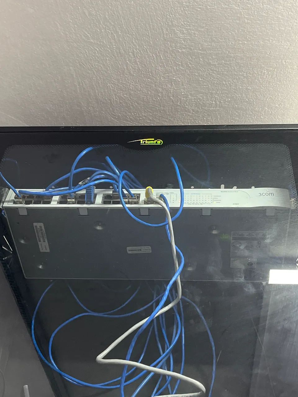 SWITCH 3com 24 canais 2 gigalizados