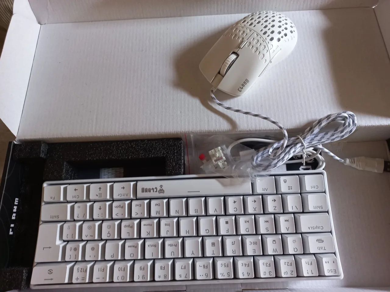 Monitor, teclado e mouse. Nunca usado e na embalagem (vem sem cabo VGA!) - Foto 4
