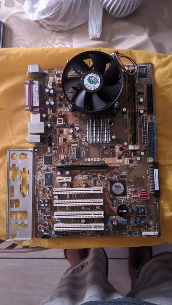 Placa mãe Asus DDR2 com processador, cooler e e pente de  memória RAM totalizando 4g  