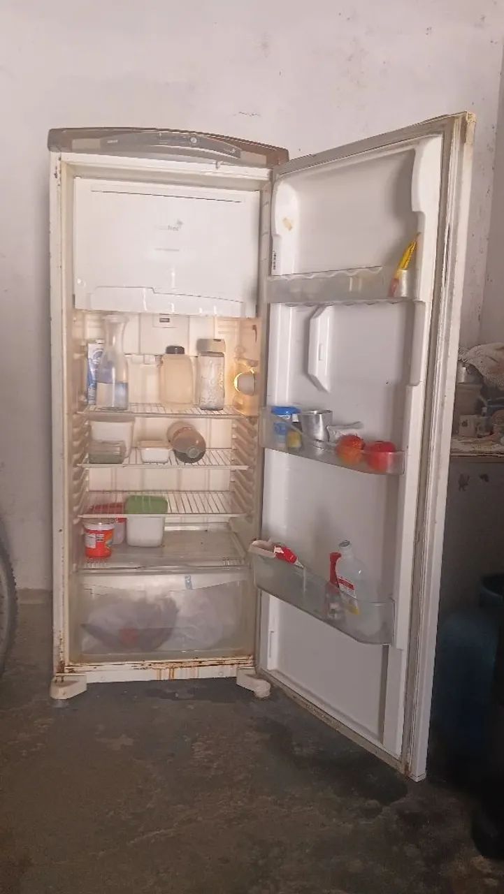 Vendo geladeira consun gelando perfeitamente.  Obs não faço entrega não  - Foto 2
