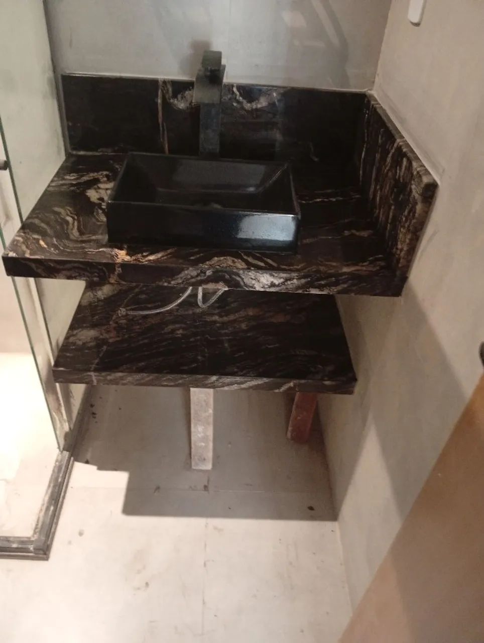 Bancada de banheiro com. Prateleira no quartizito 
