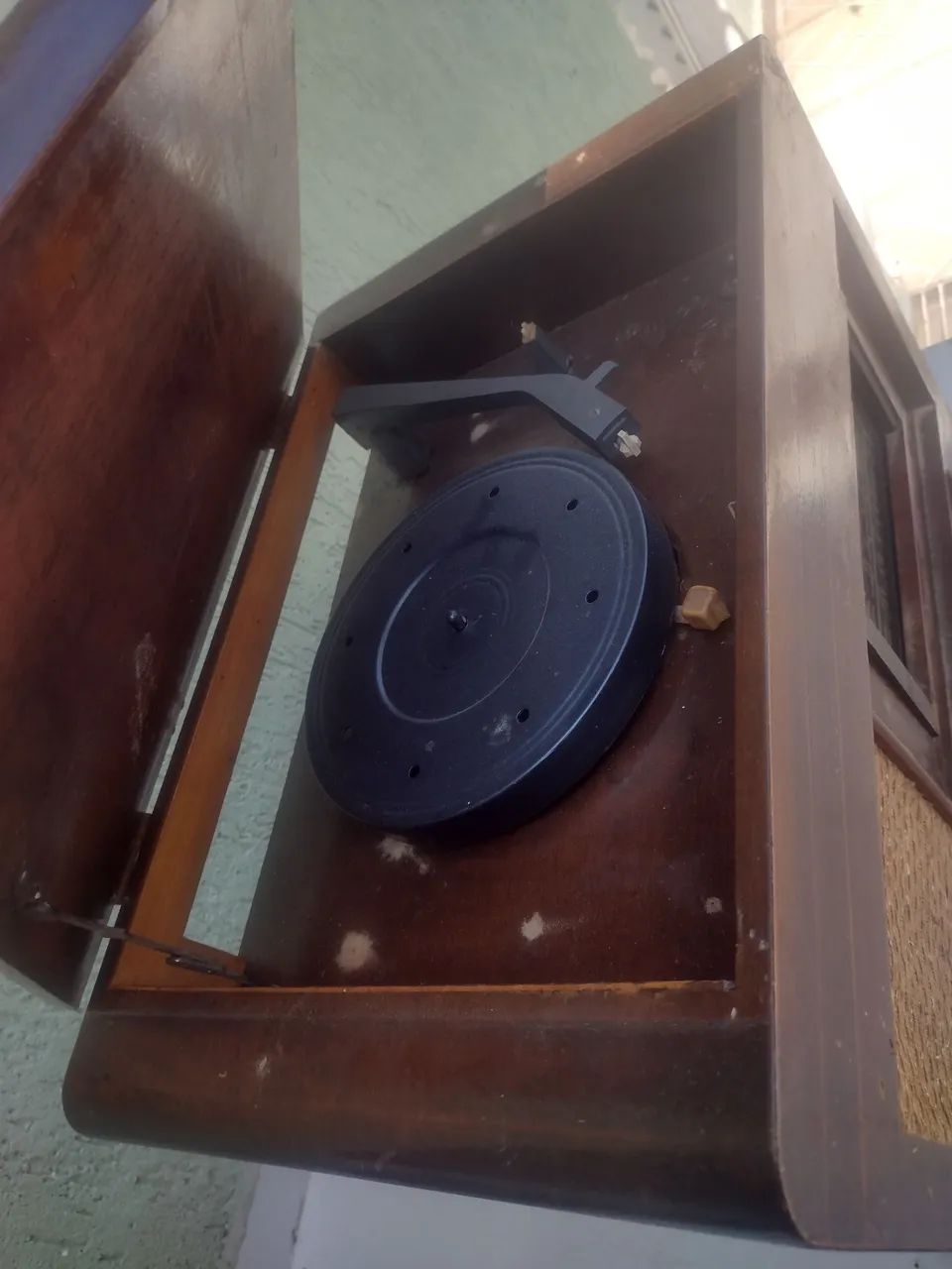 Rádio e vitrola antiga  - Foto 2