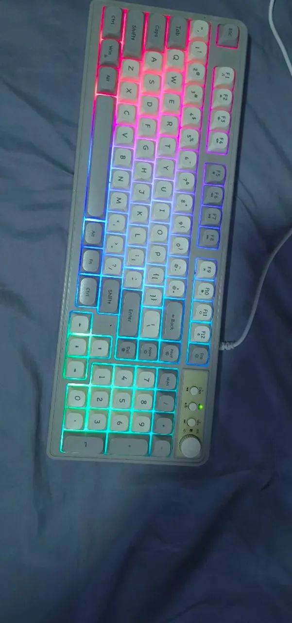 Teclado semi-mecânico LED