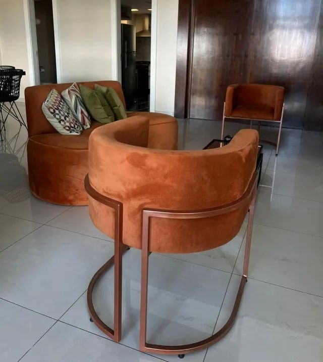 Sofá curvo cor terracota + duas poltronas - Foto 3