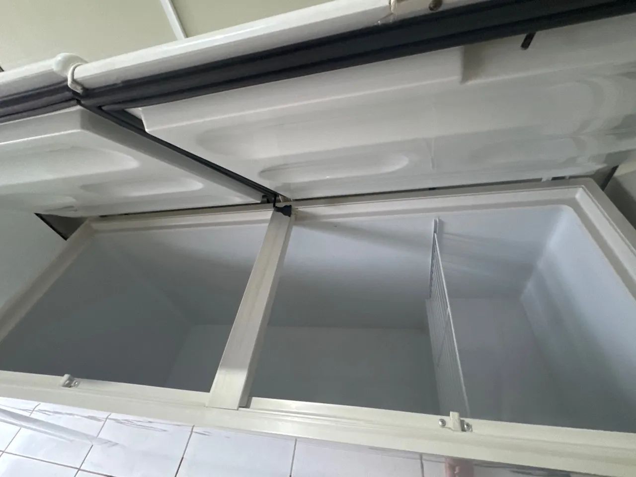 Freezer semi novo