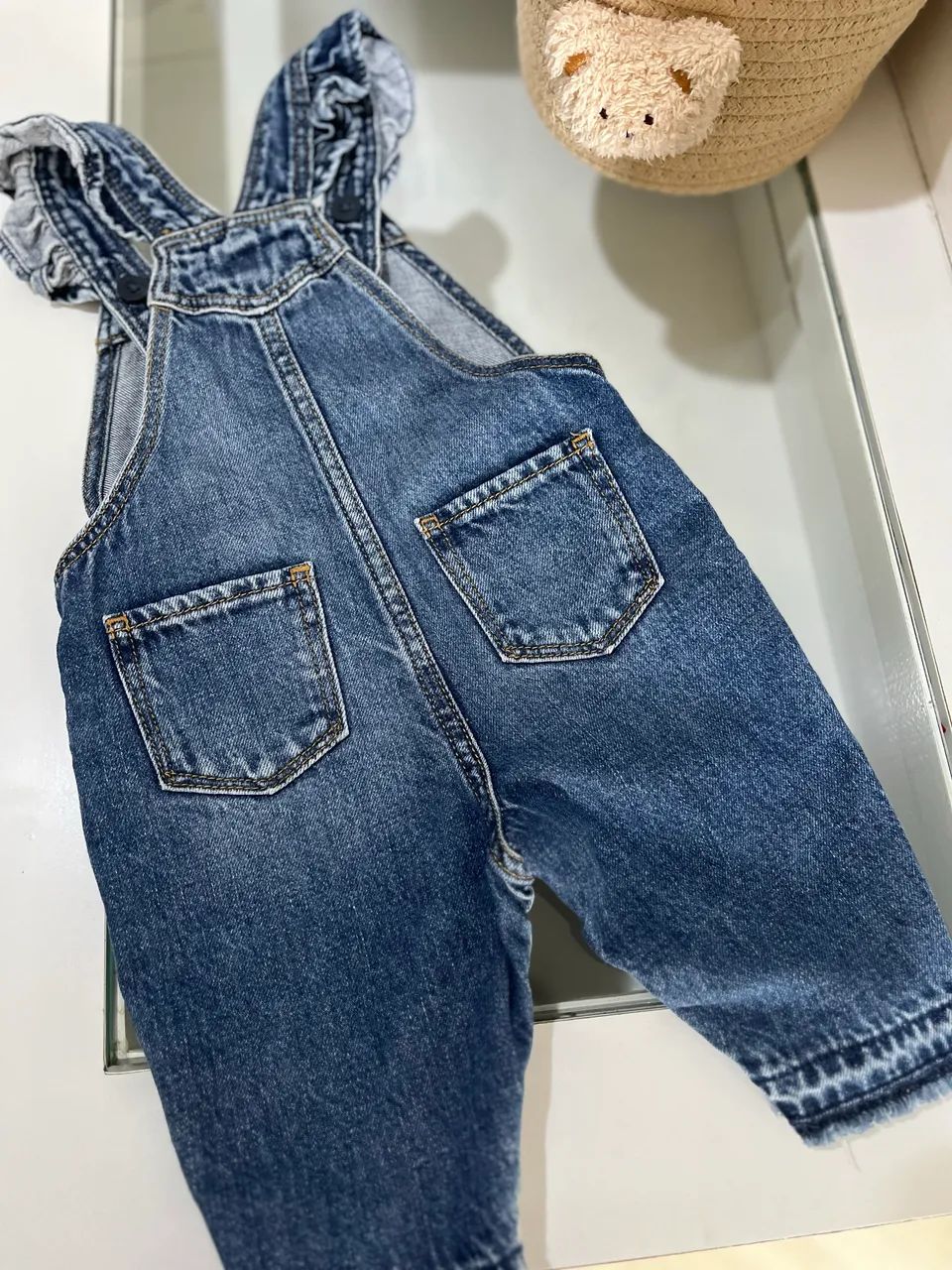Jardineira Jeans GAP Minnie 6-12 meses  - Foto 4