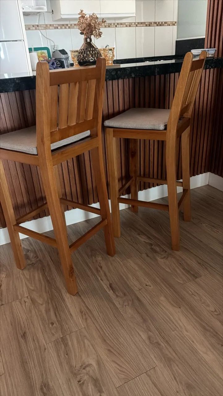 2 Banquetas de Madeira com Assento Estofado - Lindas e Elegantes 