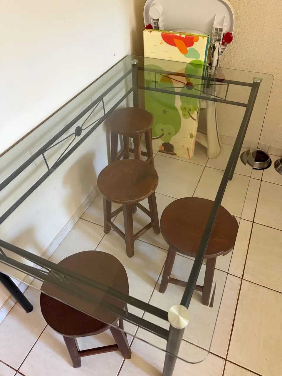 Vendo sofá, mesa de jantar e armário de escritório