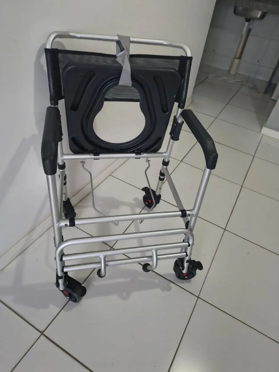 Cadeira de banho e andador.