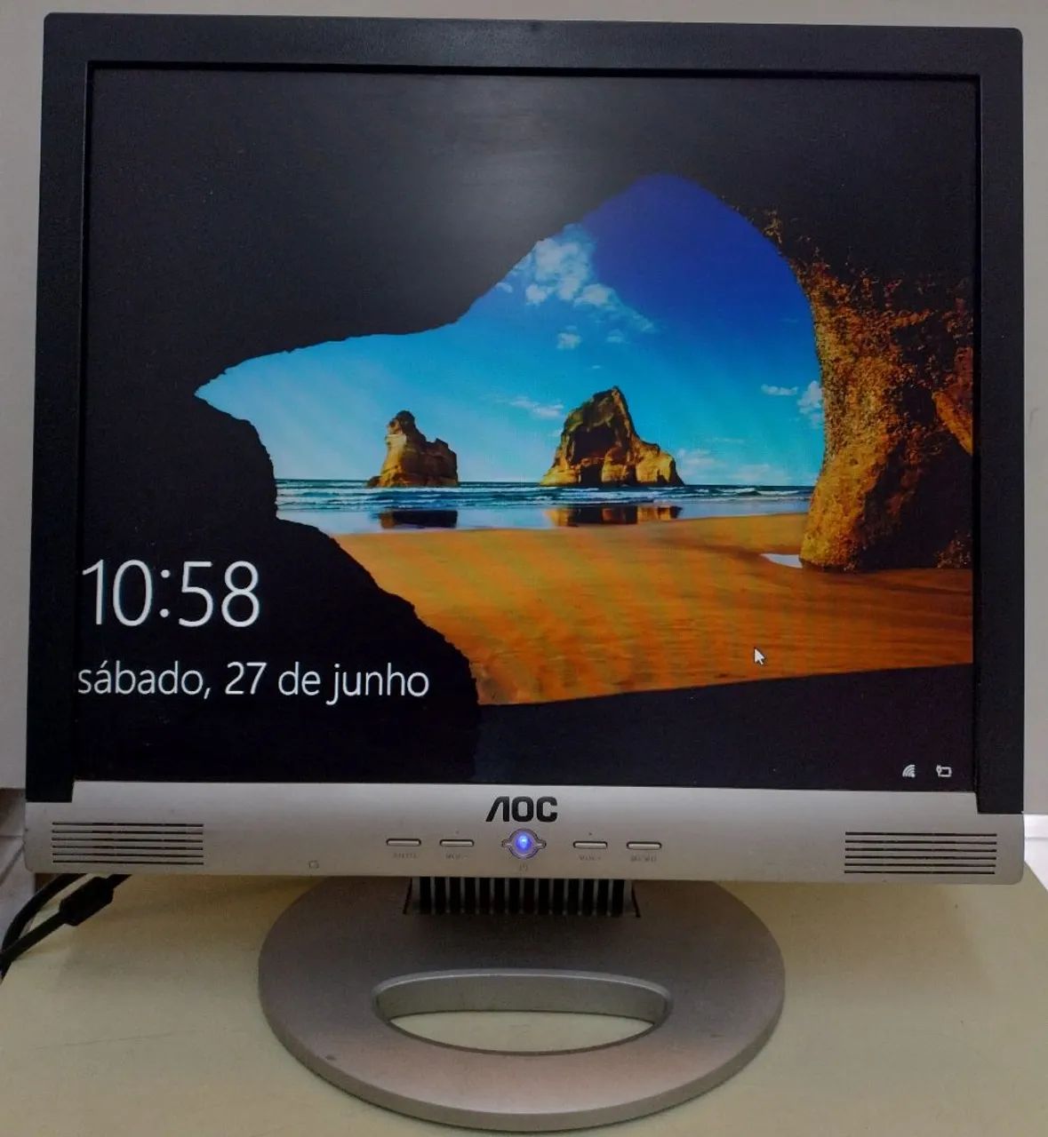 Monitor *AOC LM722 17 polegadas* LCD. 