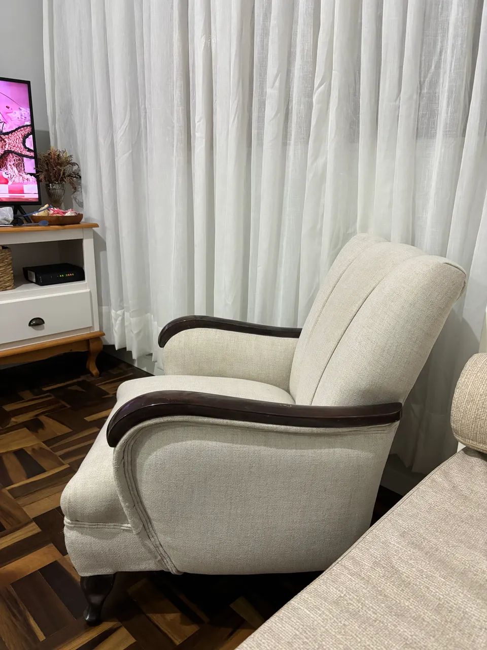 Poltrona de madeira maciça, com molas,  antiga, linho. - Foto 2